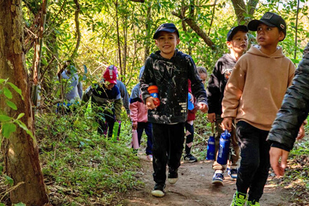 Niños del Taller ImaginArte de Vera durante su visita a la Reserva El Pindó