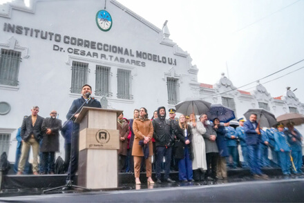 Gobernador Maximiliano Pullaro dejando su mensaje en el acto por el Día del Agente Penitenciario en Coronda