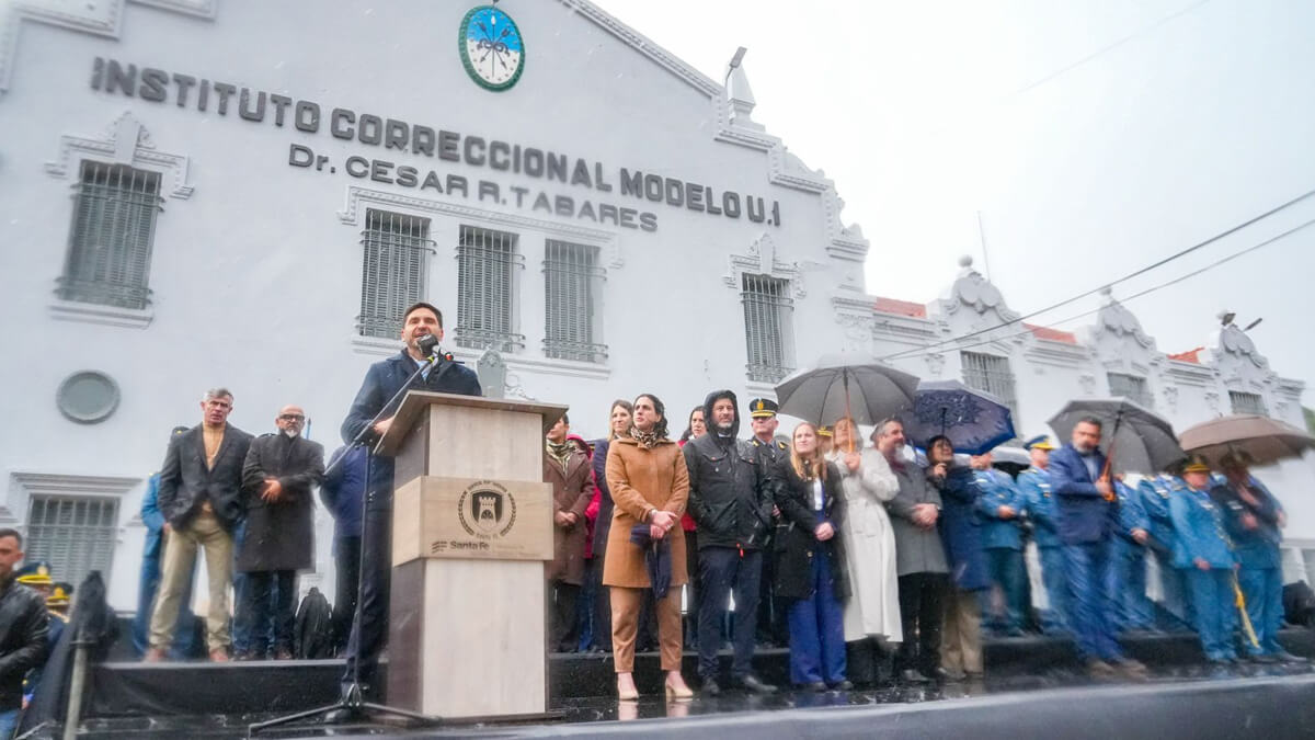 Gobernador Maximiliano Pullaro dejando su mensaje en el acto por el Día del Agente Penitenciario en Coronda