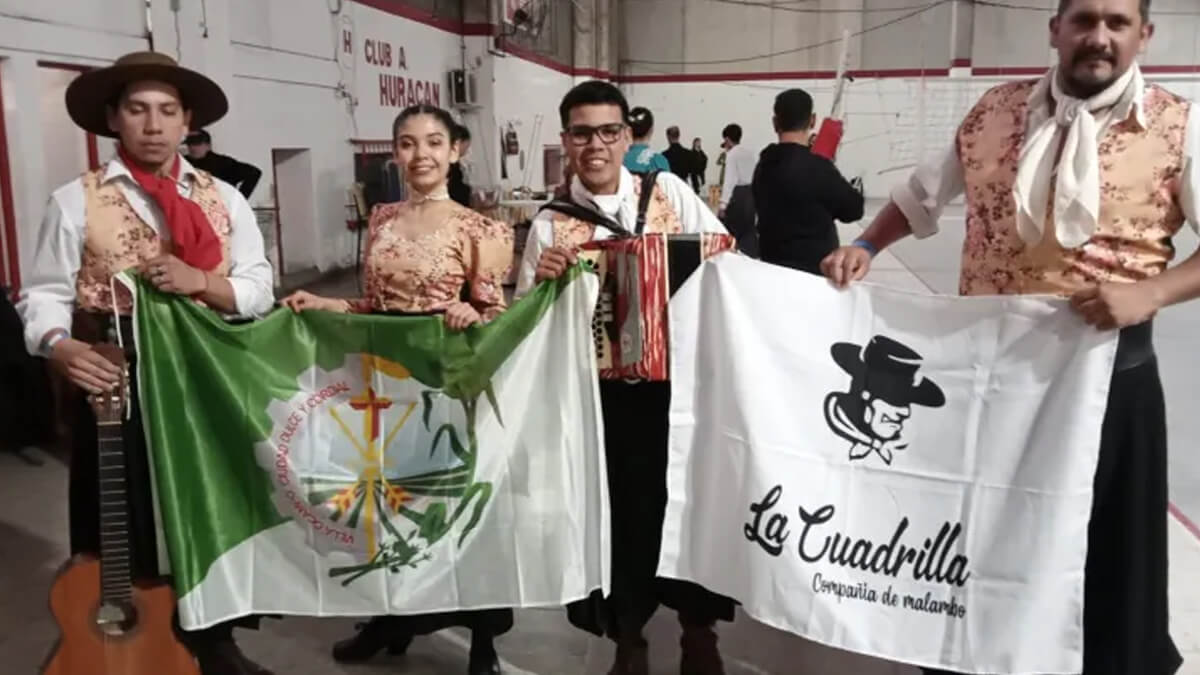 Valentina Rosales junto a compañeros de baile tras ser premiada en el selectivo provincial en Chabás