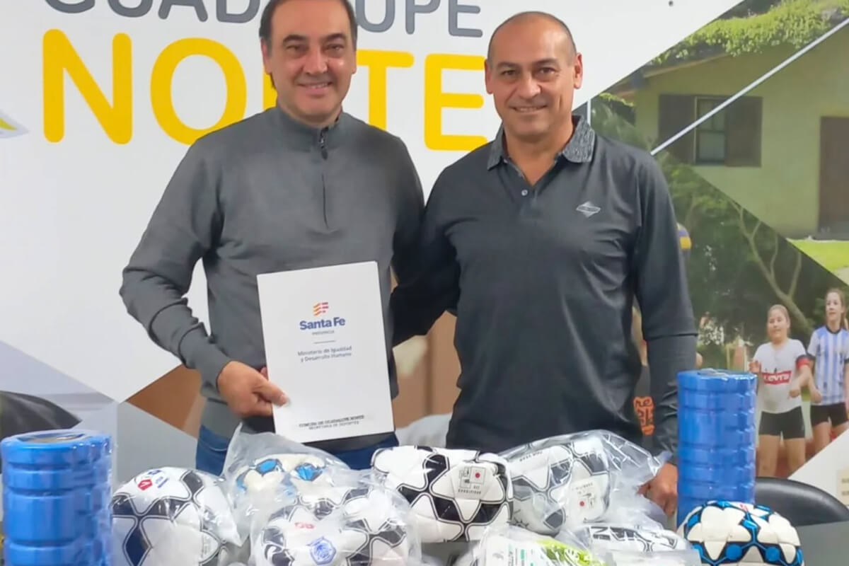 Héctor Zat entrega equipamiento deportivo al presidente del Club Guadalupe Norte, Marcelo Vénica