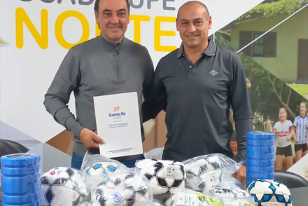 Héctor Zat entrega equipamiento deportivo al presidente del Club Guadalupe Norte, Marcelo Vénica