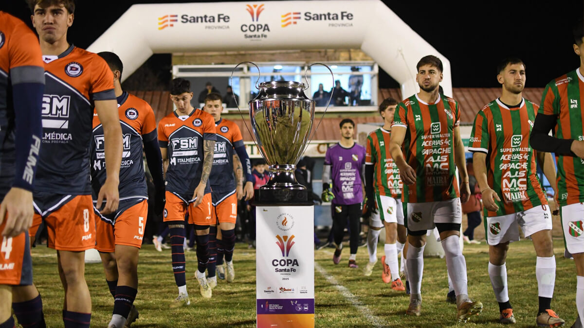 La Copa Santa Fe expuesta durante uno de los partidos de 16avos de final entre Central Córdoba y Sportivo Las Parejas.