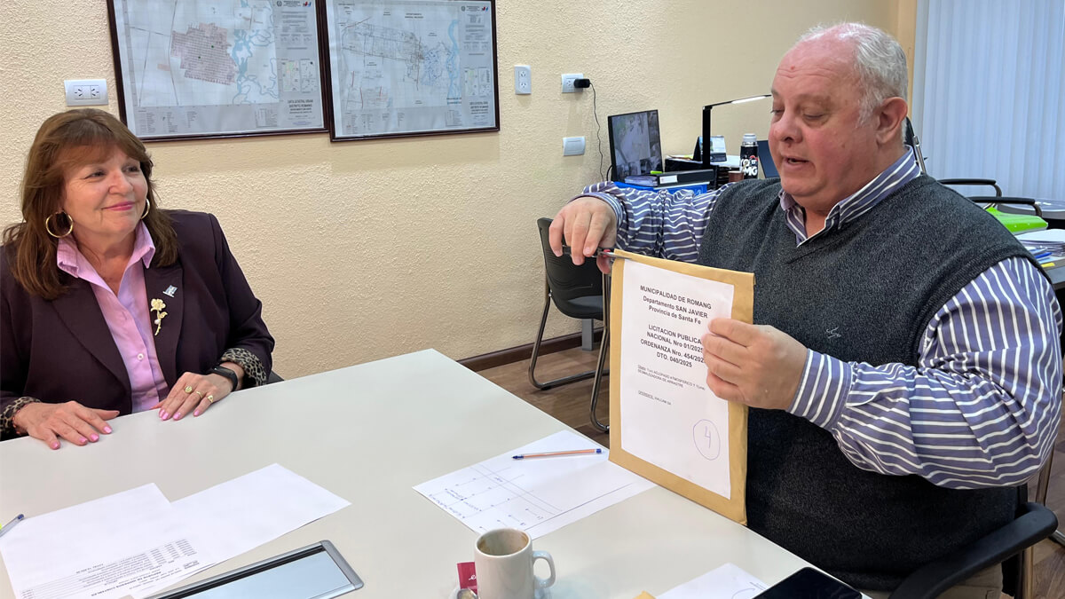 Apertura de sobres con las ofertas recibidas en la licitación de maquinaria municipal en Romang
