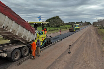 Trabajos en la pavimentación del acceso a Moussy sobre la Ruta Provincial 98s