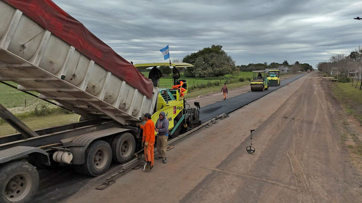 Trabajos en la pavimentación del acceso a Moussy sobre la Ruta Provincial 98s