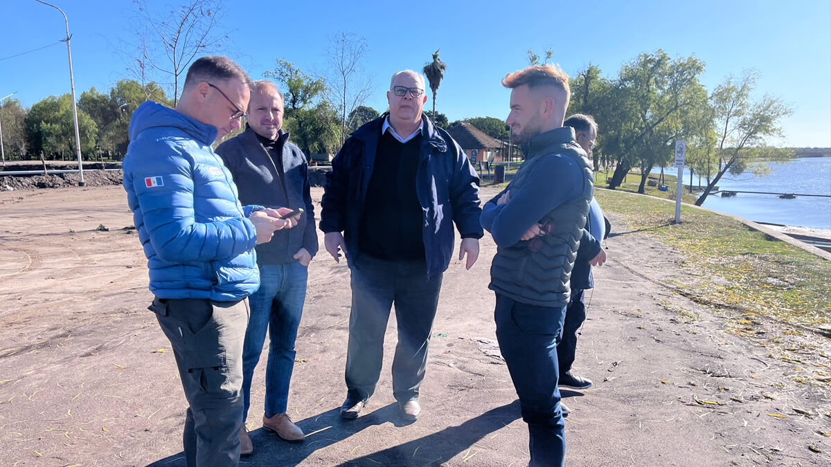 Autoridades recorriendo las obras que se realizan en el camping Brisol