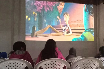 Niños de Guadalupe Norte disfrutando la película Metegol durante una jornada recreativa.