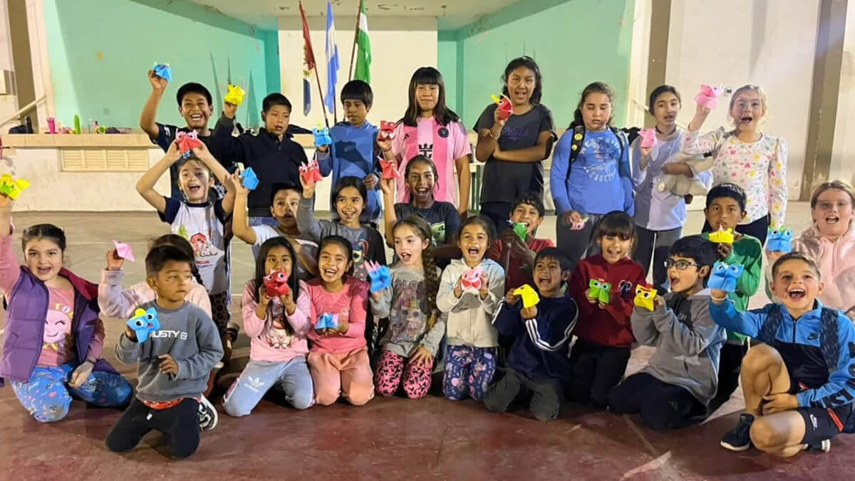 Niños de Los Laureles disfrutando de actividades creativas durante las vacaciones de invierno