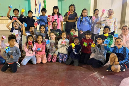 Niños de Los Laureles disfrutando de actividades creativas durante las vacaciones de invierno
