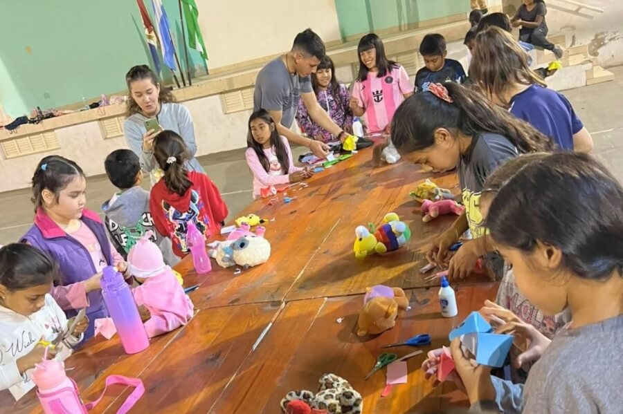 Niños y niñas de Los Laureles disfrutando de actividades creativas durante las vacaciones de invierno