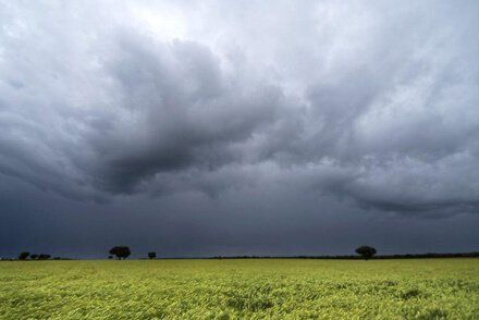 Paisaje con cielo cubierto por nubes en Santa Fe, antes de lluvias pronosticadas por el SAT