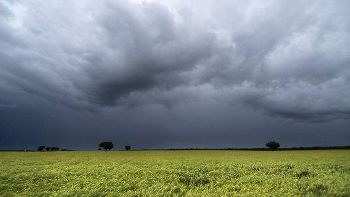 Paisaje con cielo cubierto por nubes en Santa Fe, antes de lluvias pronosticadas por el SAT