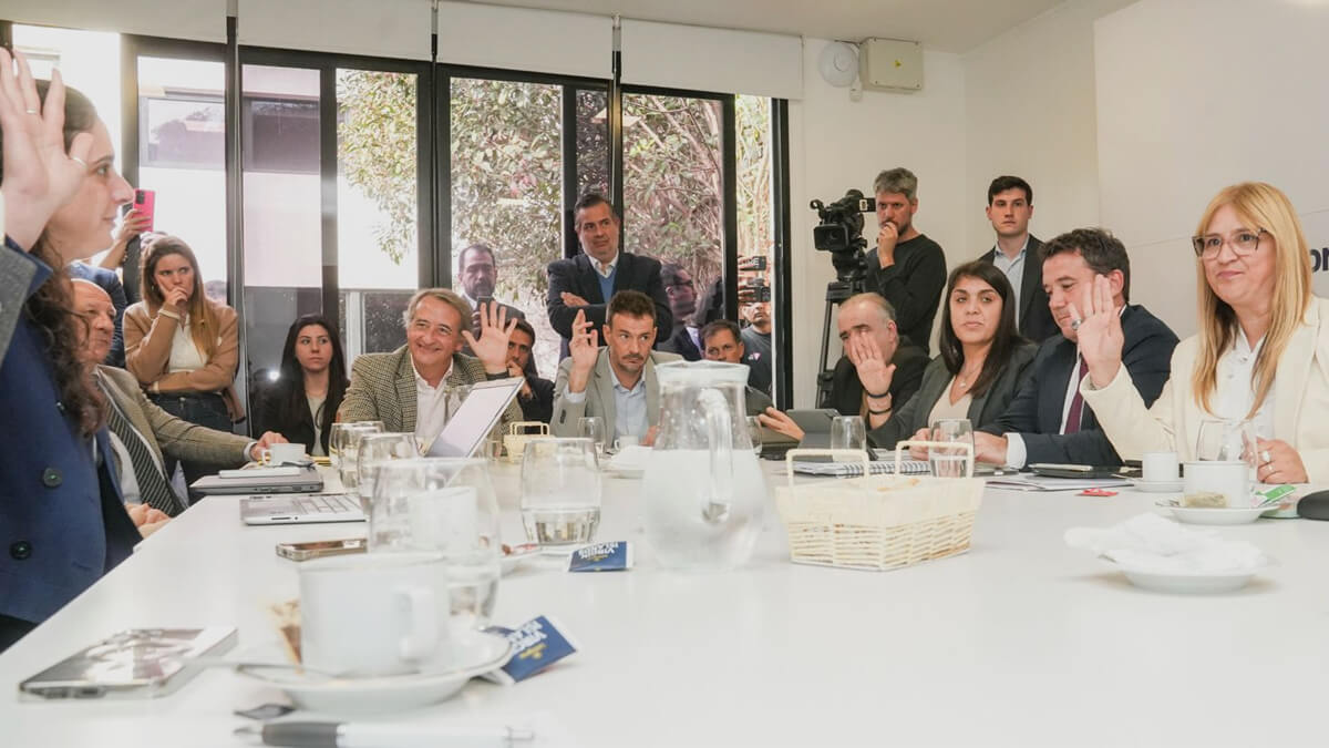 Convencionales que integran la Comisión de Peticiones, Poderes y Reglamento durante una sesión de trabajo