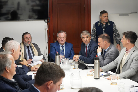 Convencionales trabajando durante una reunión de comisión en la Convención Reformadora de la Constitución de Santa Fe