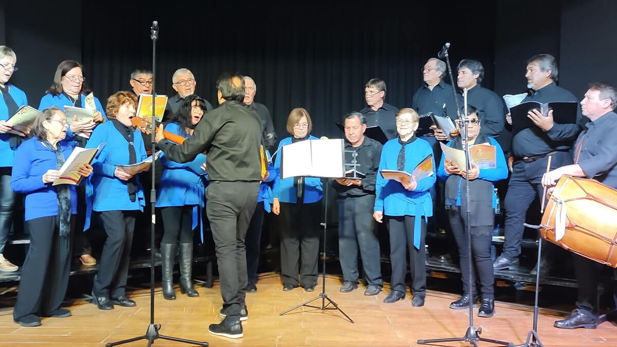 El Coro de Abuelos de Romang actuando en los festejos de sus 35 años