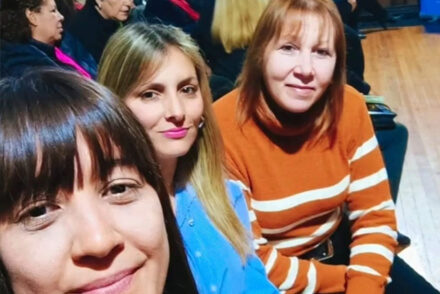 La concejal Patricia Verdún junto al Coro de Abuelos de Romang durante la gala de su 35º aniversario