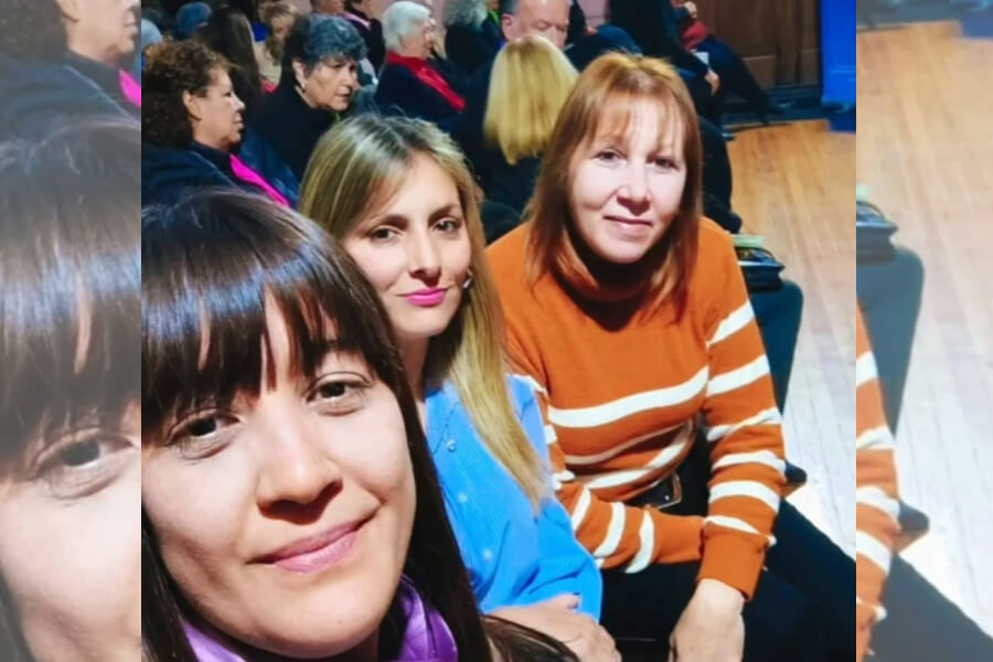 La concejal Patricia Verdún junto al Coro de Abuelos de Romang durante la gala de su 35º aniversario