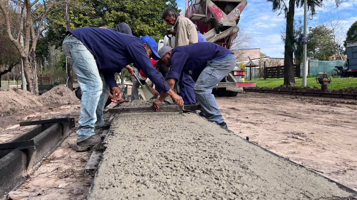 Empleados municipales realizando trabajos de hormigonado del cordón cuneta en calle Musulin