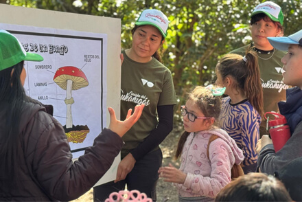Niños realizando actividades recreativas y educativas en la Reserva Natural El Pindó