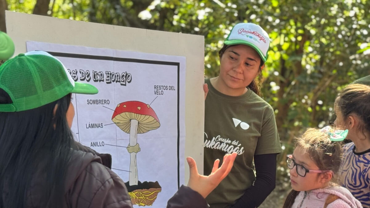 Niños realizando actividades recreativas y educativas en la Reserva Natural El Pindó