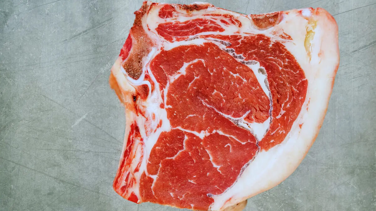 Corte de carne marmoleada de alta calidad con vetas de grasa intramuscular