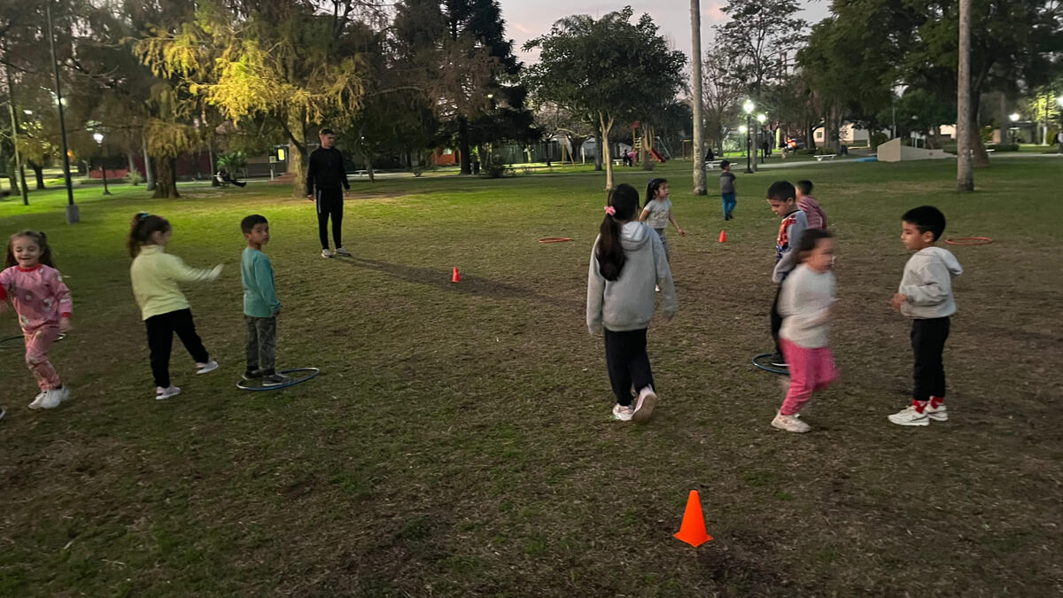 Chicos realizando actividades deportivas en la Escuela Deportiva Municipal de Romang