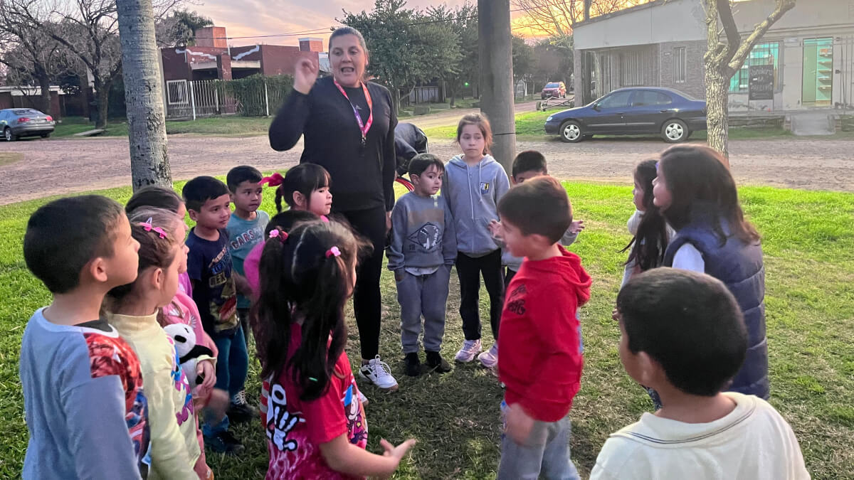 Chicos realizando actividades deportivas en la Escuela Deportiva Municipal de Romang