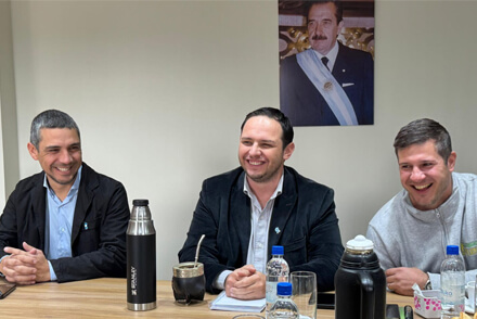 Intendente Cristian Marega junto a concejales durante la reunión mantenida este lunes