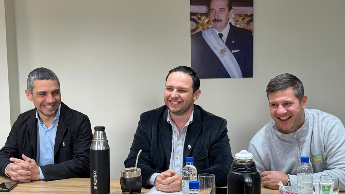 Intendente Cristian Marega junto a concejales durante la reunión mantenida este lunes