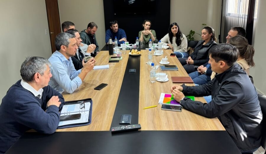 Intendente Cristian Marega junto a concejales durante la reunión mantenida este lunes
