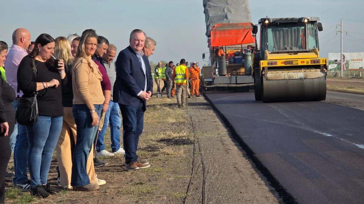 Senador Felipe Michlig recorriendo las obras de repavimentación de la RP 23 en San Guillermo