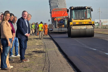 Senador Felipe Michlig recorriendo las obras de repavimentación de la RP 23 en San Guillermo