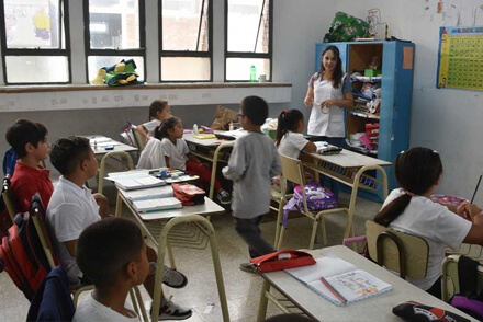 Maestra dando clases en un aula de escuela santafesina