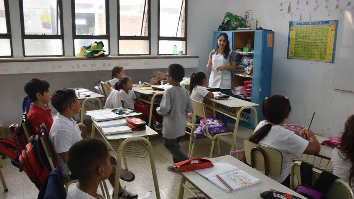 Maestra dando clases en un aula de escuela santafesina