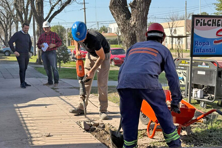 El intendente Gonzalo Braidot recorre la zona de obras sobre Calle 21 en Avellaneda