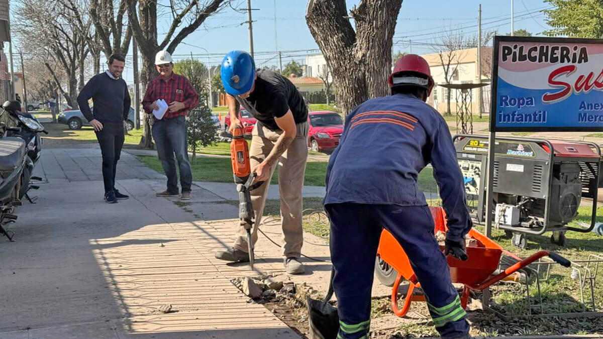 El intendente Gonzalo Braidot recorre la zona de obras sobre Calle 21 en Avellaneda