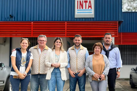 La diputada Charo Mancini junto a integrantes del INTA 