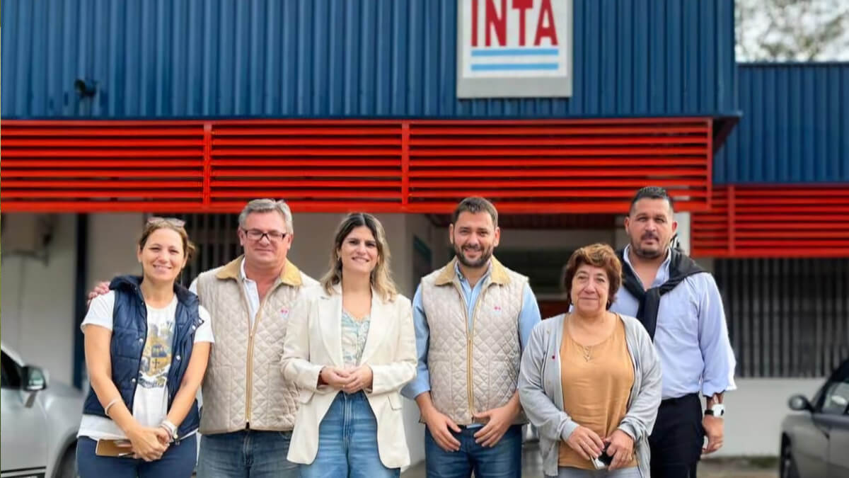 La diputada Charo Mancini junto a integrantes del INTA 