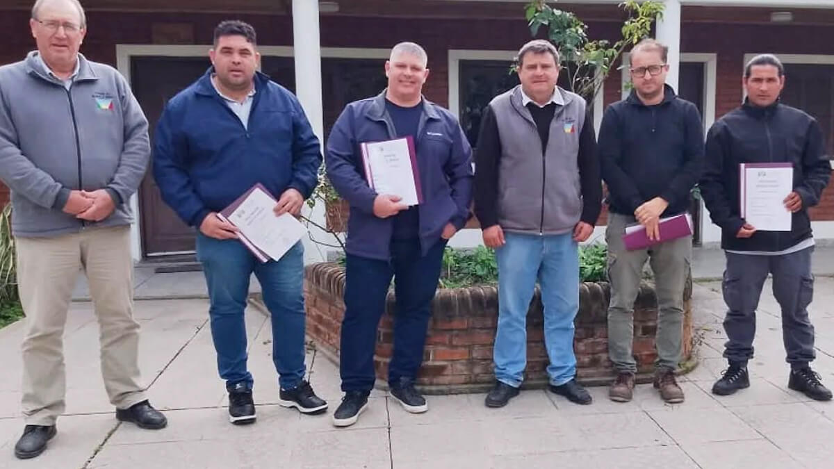 El presidente Roberto Giuliani junto a los emprendedores que adquirieron lotes en el Área Industrial de Nicanor Molinas para establecer y desarrollar sus empresas