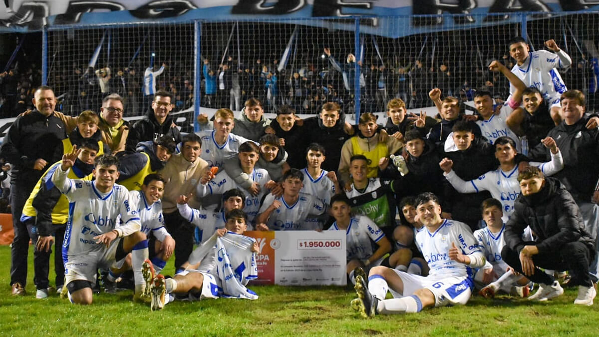 El equipo de Atlético Rafaela festeja el triunfo en el clásico ante Ben Hur y el pase a cuartos de final de la Copa Santa Fe 2025