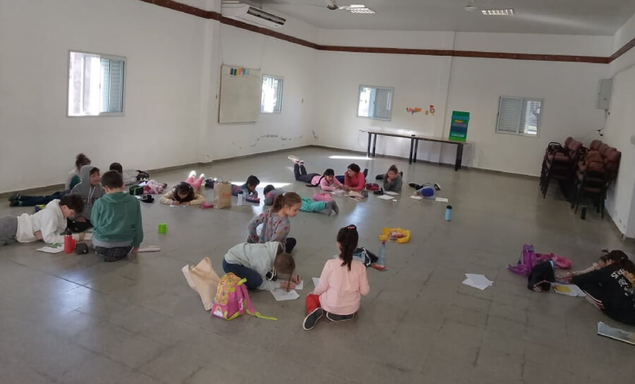 Niños realizando actividades recreativas durante las vacaciones de invierno en la plaza de El Arazá