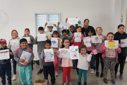 Niños realizando actividades recreativas durante las vacaciones de invierno en la plaza de El Arazá