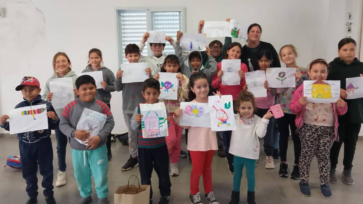 Niños realizando actividades recreativas durante las vacaciones de invierno en la plaza de El Arazá
