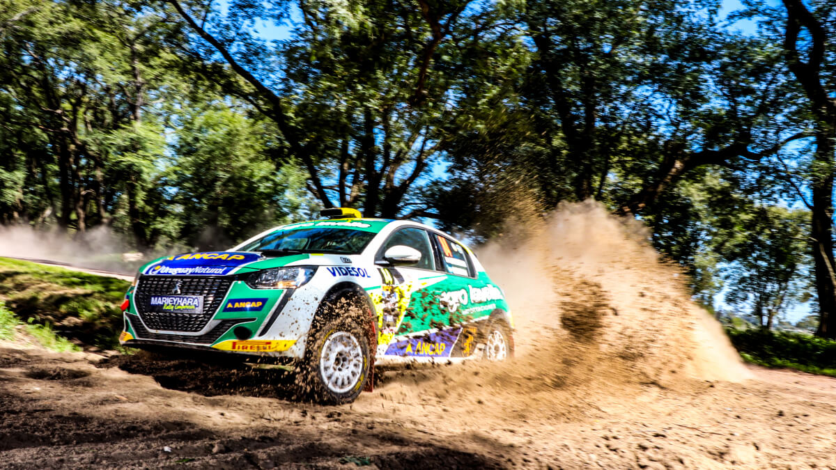  Auto en plena acción durante la edición 2023 del Rally del Jaaukanigás