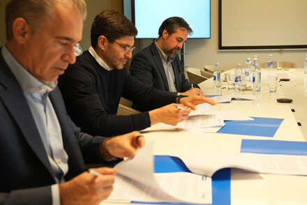 Gobernador Maximiliano Pullaro y directivos de YPF durante la firma del convenio en Buenos Aires.