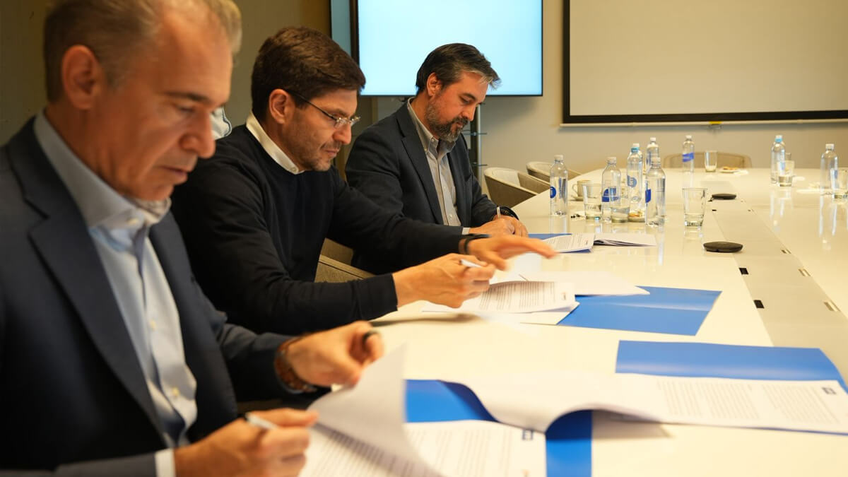 Gobernador Maximiliano Pullaro y directivos de YPF durante la firma del convenio en Buenos Aires.