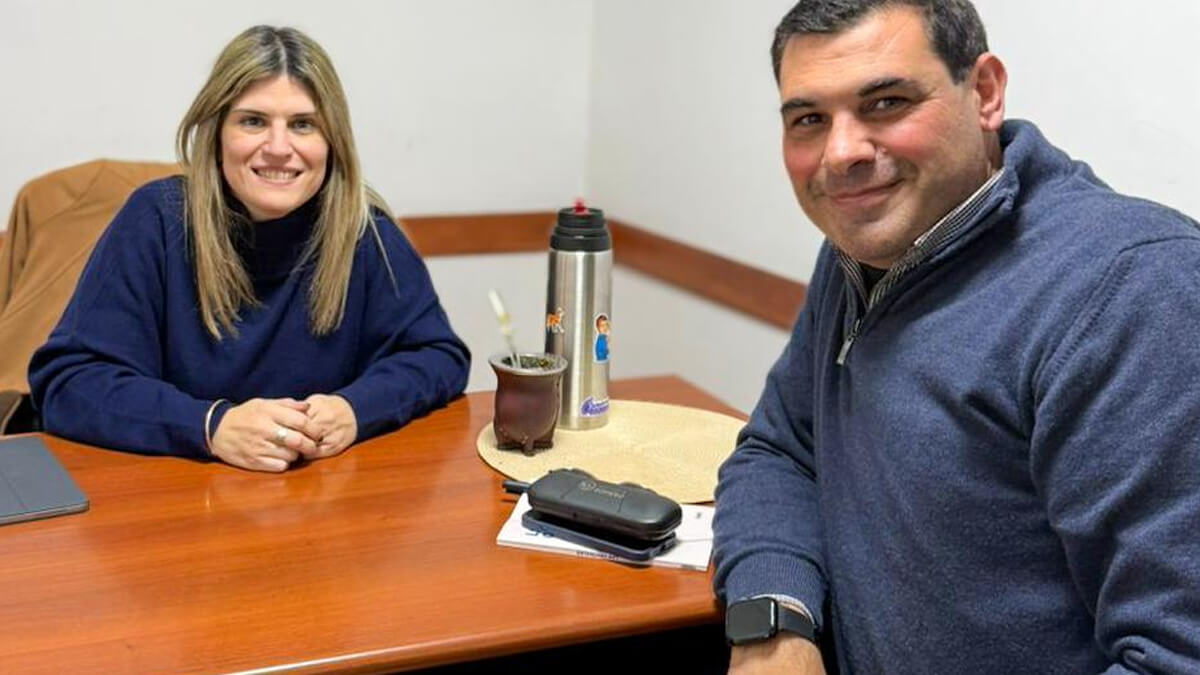 Charo Mancini junto a Iván Faisal durante un encuentro para coordinar actividades culturales