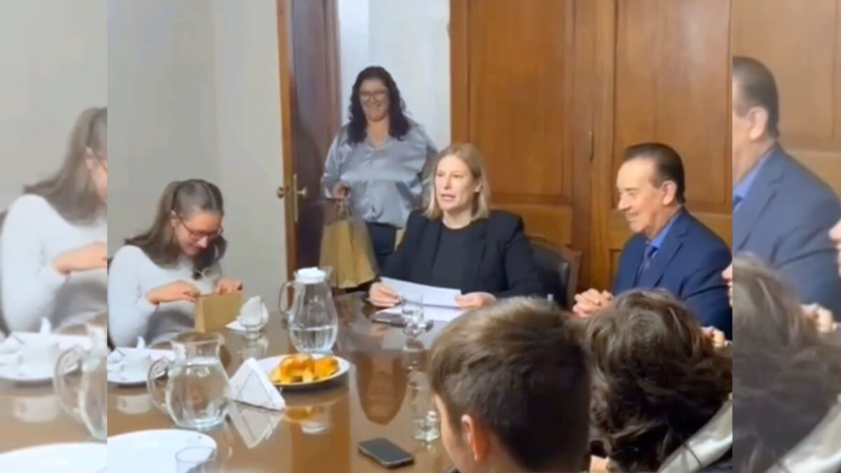 El senador Orfilio Marcón junto a la delegación italiana durante la visita a la Legislatura santafesina