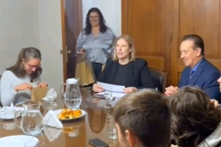 El senador Orfilio Marcón junto a la delegación italiana durante la visita a la Legislatura santafesina